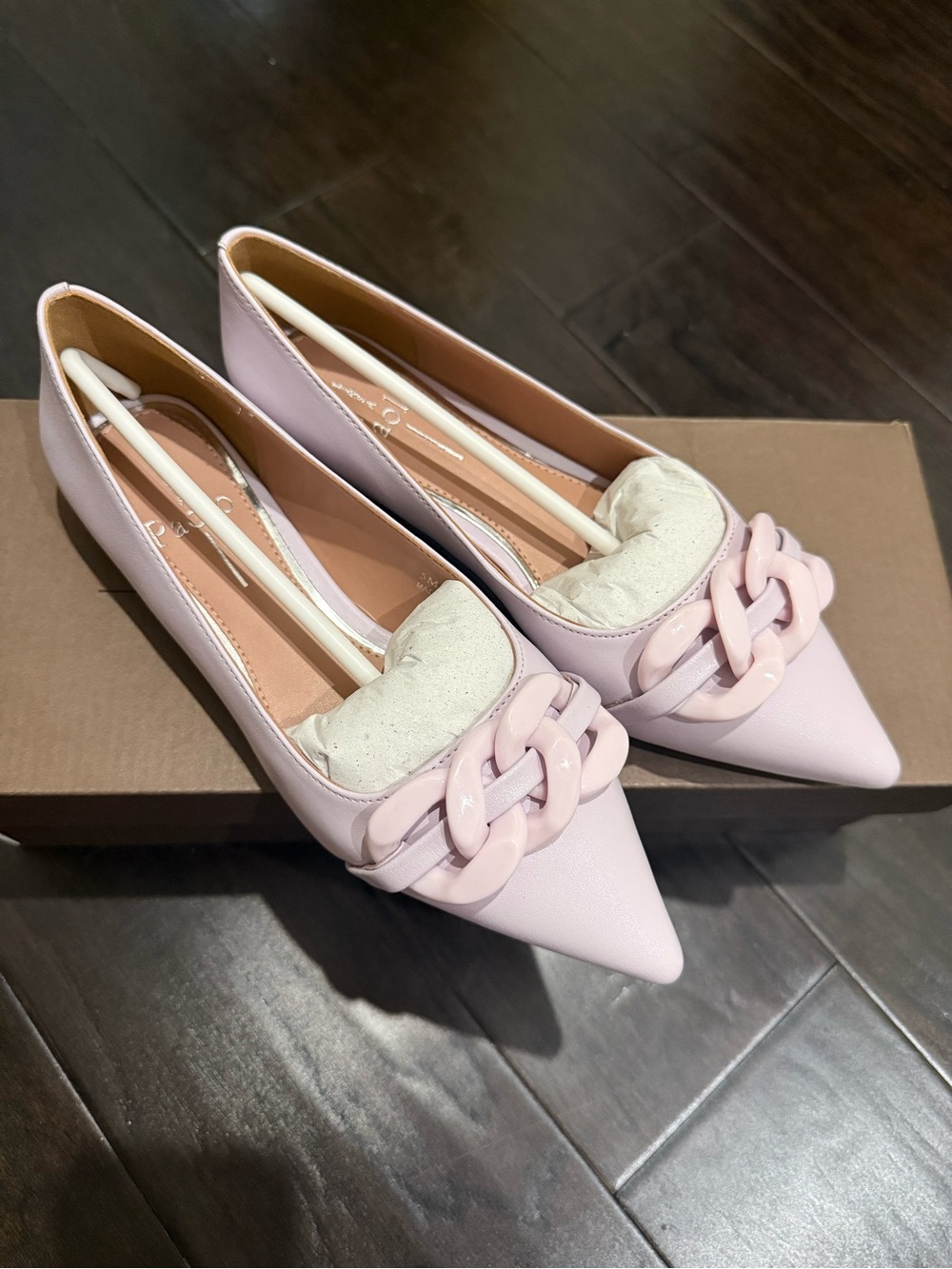 Línea Paolo Light Lilac Pointed-Toe Flats with Chunky Chain